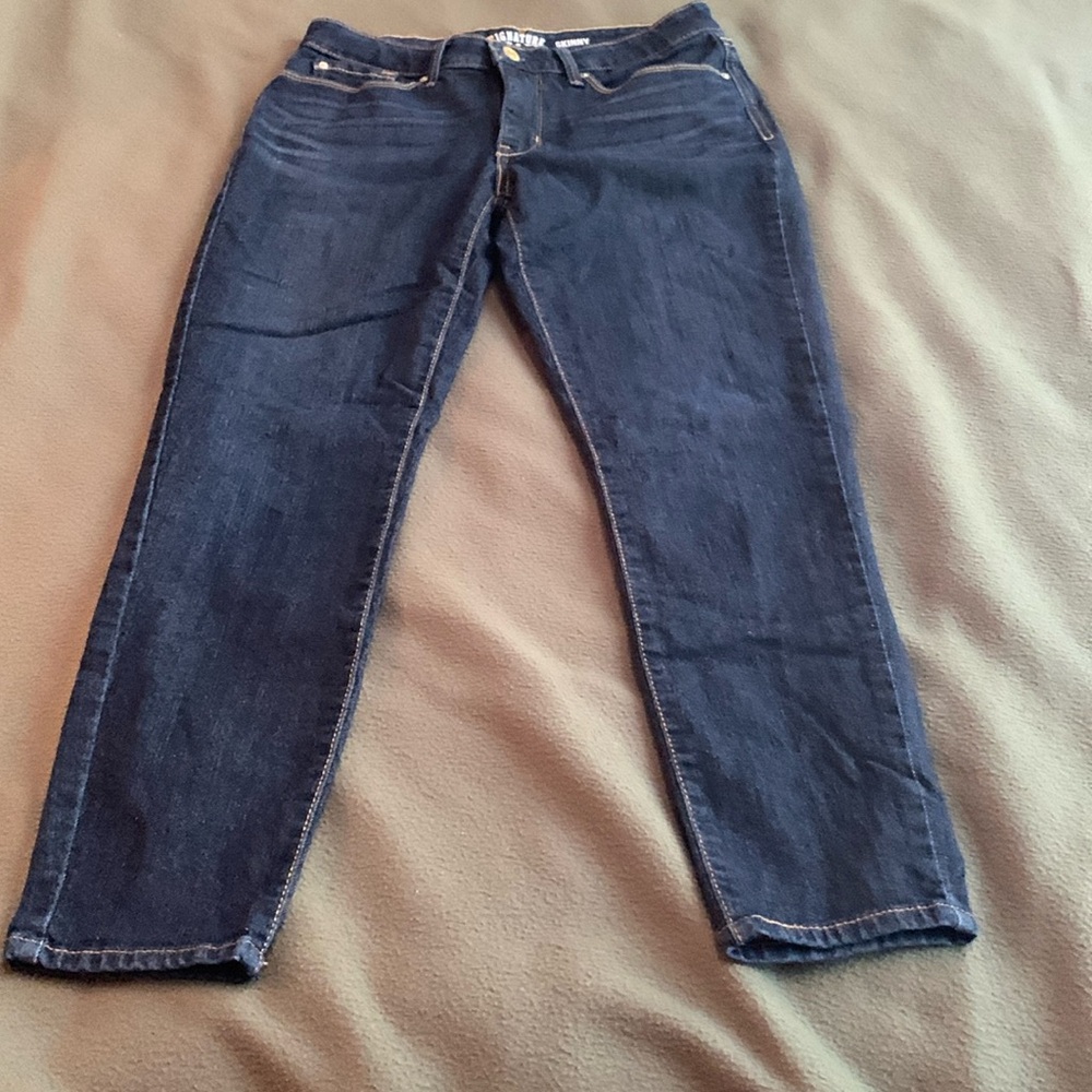Levi’s Signature totally shaping skinny jeans. Size 6. 28 x 32